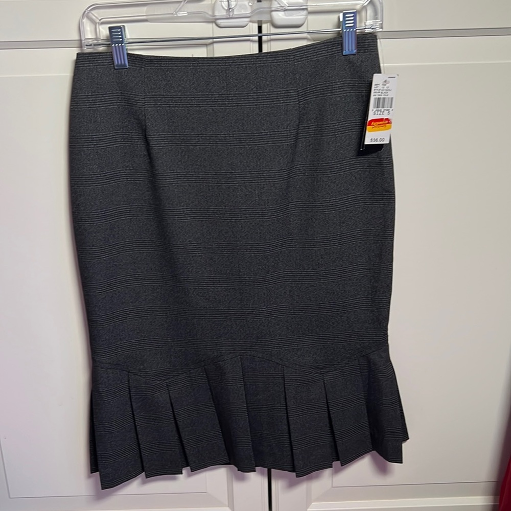iz Byer California NWT fitted skirt with black and grey flirty pleated hem, SZ5